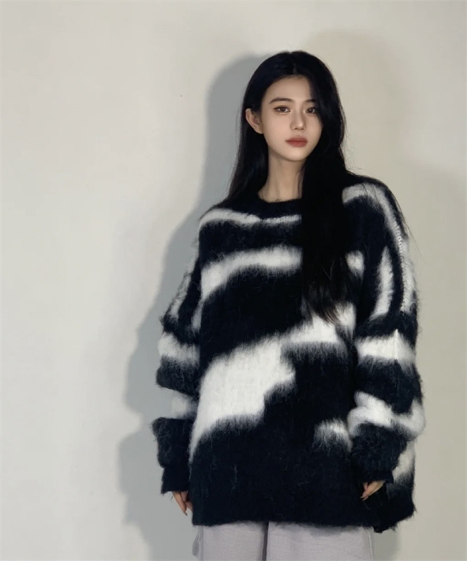 Lazy style retro black and white contrasting color loose sweater for women autumn and winter design brushed niche small people knitted sweater