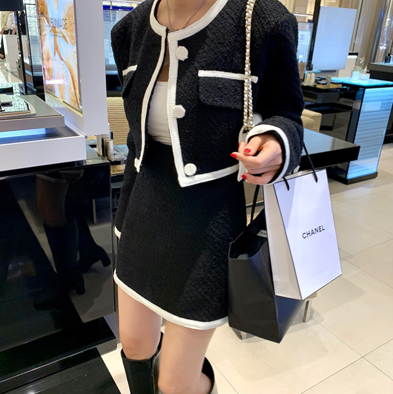 Original spot color-blocking three-button short jacket + sweet A-line semi-elastic high-waist skirt