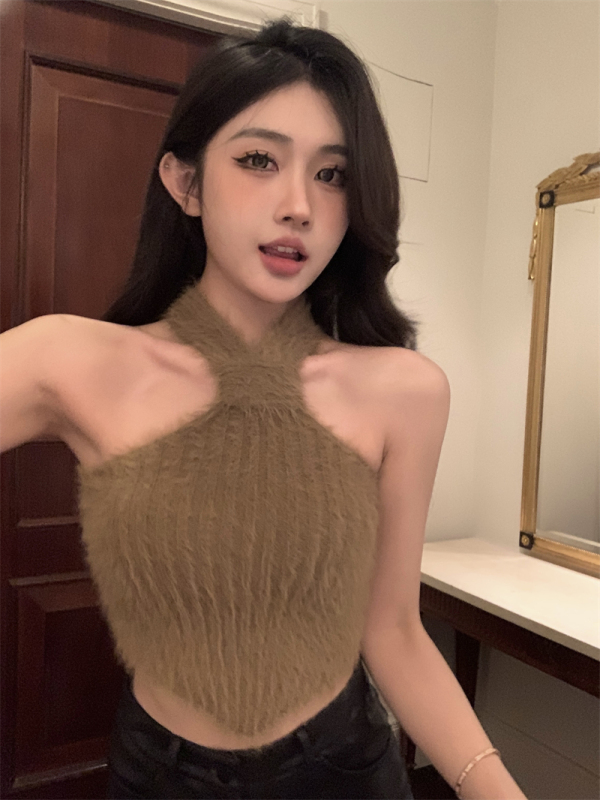 Early autumn design sense hanging neck imitation mink fur inside the hot girl short section slim knitted vest suspenders
