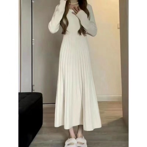  autumn and winter new slimming Hepburn style little black knitted dress mid-length wooden ear side inner bottoming skirt