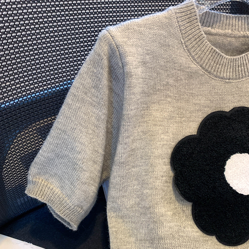 High-end three-dimensional flower round neck soft waxy sweater women's spring and autumn new lazy style knitted sweater short-sleeved T-shirt top