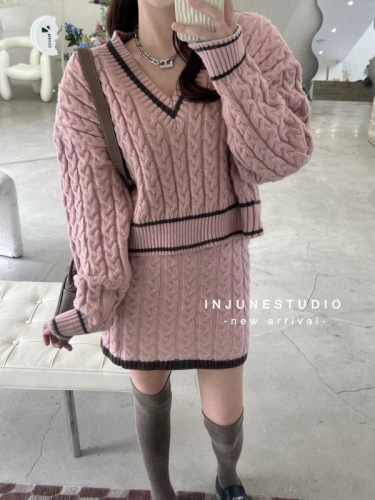 Korean chic autumn and winter retro V-neck contrast color hemp pattern sweater + high waist bag hip knit skirt two-piece female