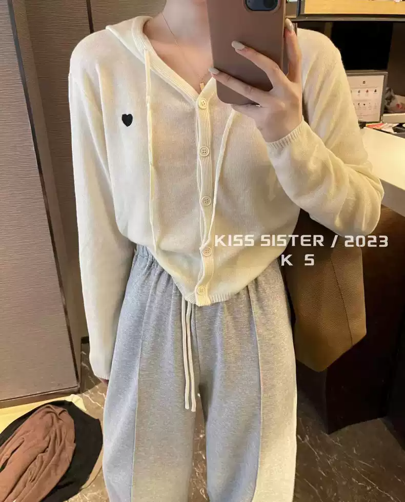 2023kiss sister early autumn new Korean style all-match lazy style temperament slim knitted cardigan girl trend