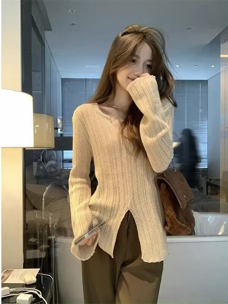 Design niche V-neck sweater early autumn new simple fashion bottoming shirt chic slim slit top for women