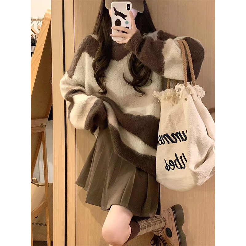 Soft and waxy contrasting color mid-length sweater for women in autumn and winter. Loose, gentle and lazy style sweater top.