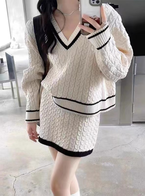Korean chic autumn and winter retro V-neck contrasting hemp pattern sweater + high waist and hip knitted skirt two-piece set for women
