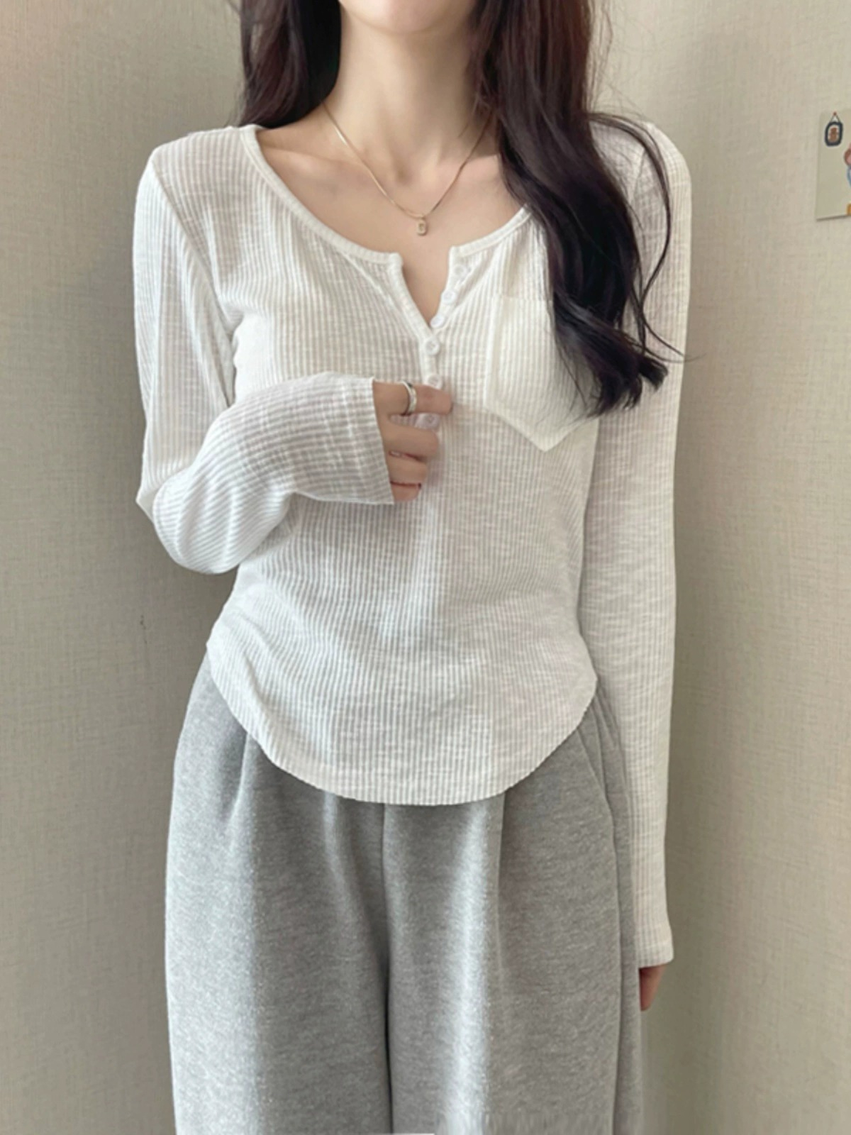 2023 spring and autumn new long-sleeved T-shirt women's solid color all-match slim button V-neck short bottoming shirt trendy