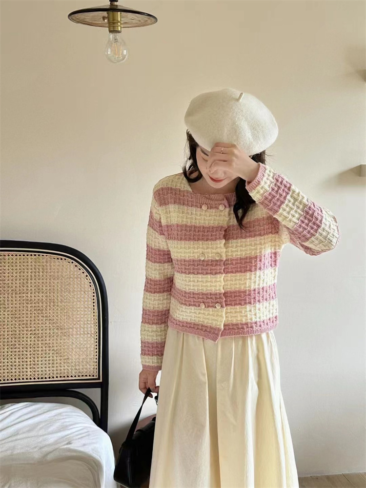 Korean style chic autumn and winter retro simple knitted cardigan design sense niche round neck fashion temperament high-end top