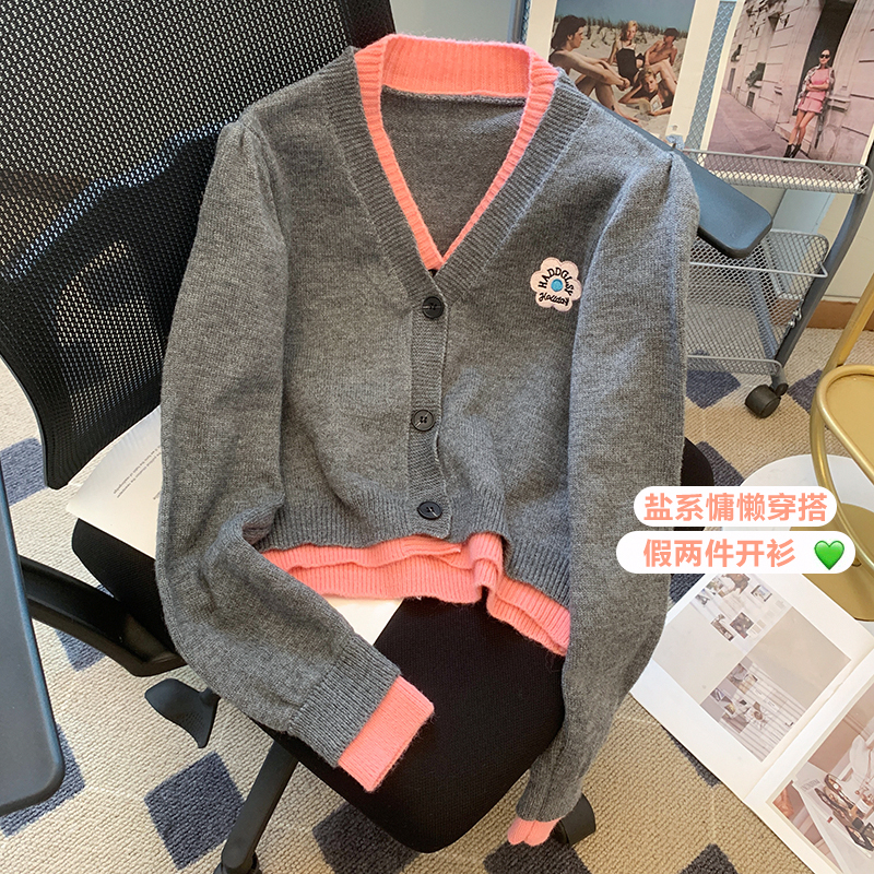 Fake two-piece patchwork college style sweater for women in spring and autumn Korean style, super nice short knitted cardigan top