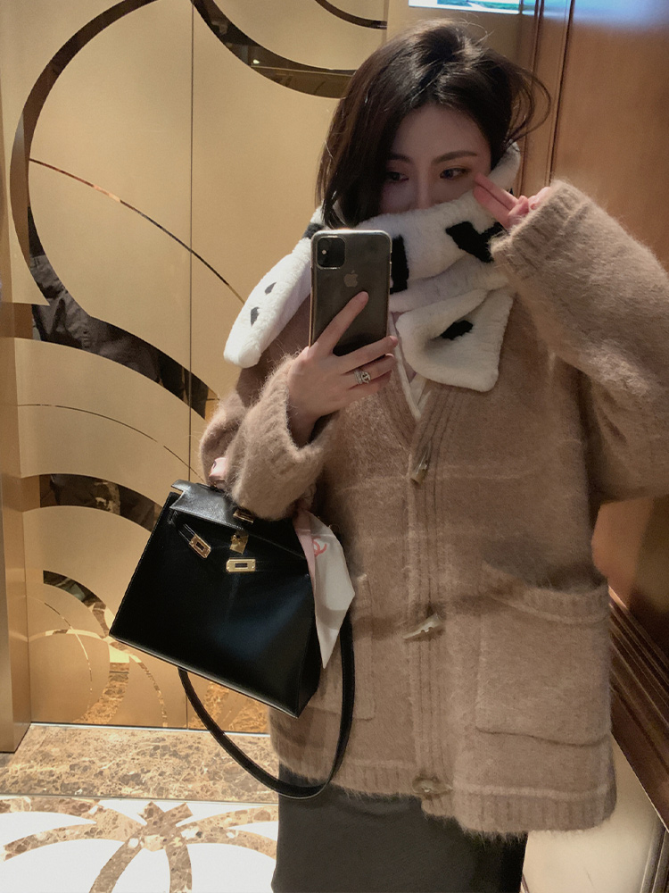 Autumn new French pink milk fufu soft waxy sweater coat horn buckle V-neck cardigan autumn and winter tops women's clothing
