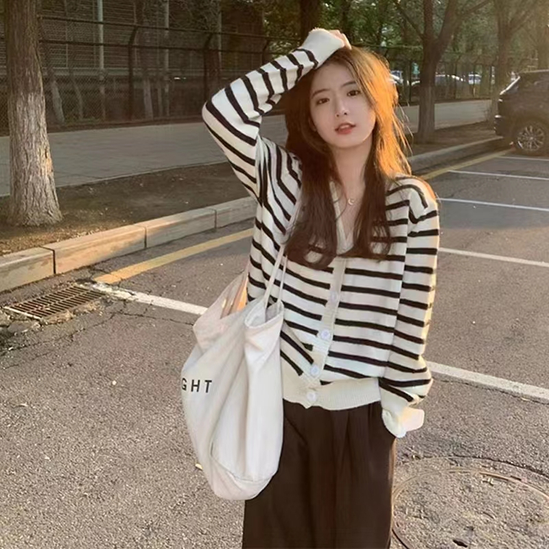 Striped sweater sweater coat women's spring and autumn cardigan 2023 new early and early autumn wear v-neck top chic