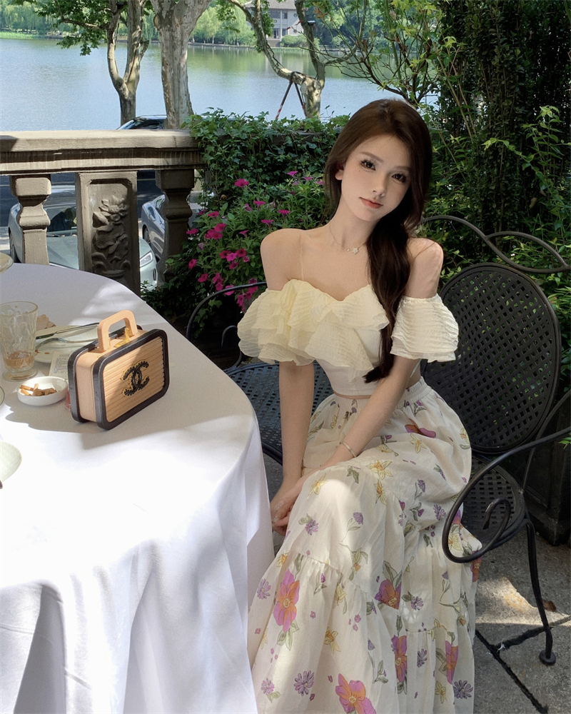 One-shoulder tube top with ruffled short top + atmospheric long umbrella skirt