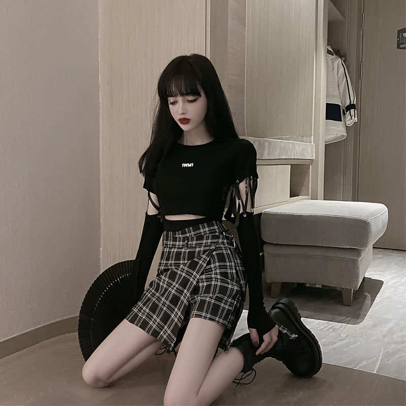 Small, foreign, playful, cool girl wears a handsome short skirt, hot girl two-piece suit in autumn