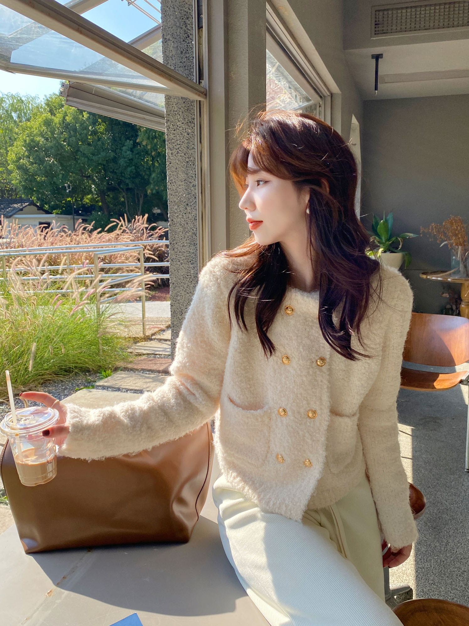 Berry likes you and likes Da Pang custom-made temperament small fragrant gold button sweater cardigan thick round neck sweater for women
