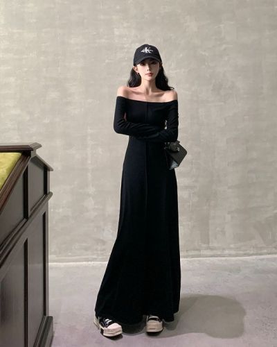 早秋新款法式高级感一字肩设计感黑色长袖针织连衣裙