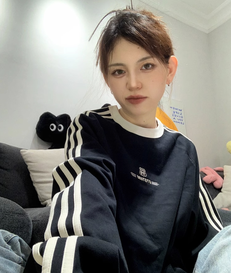 The back collar is non-pilling and equipped with cotton screw thread. Imitation cotton Chinese cotton composite 310g thin sweatshirt for women with round neck and letter embroidery.