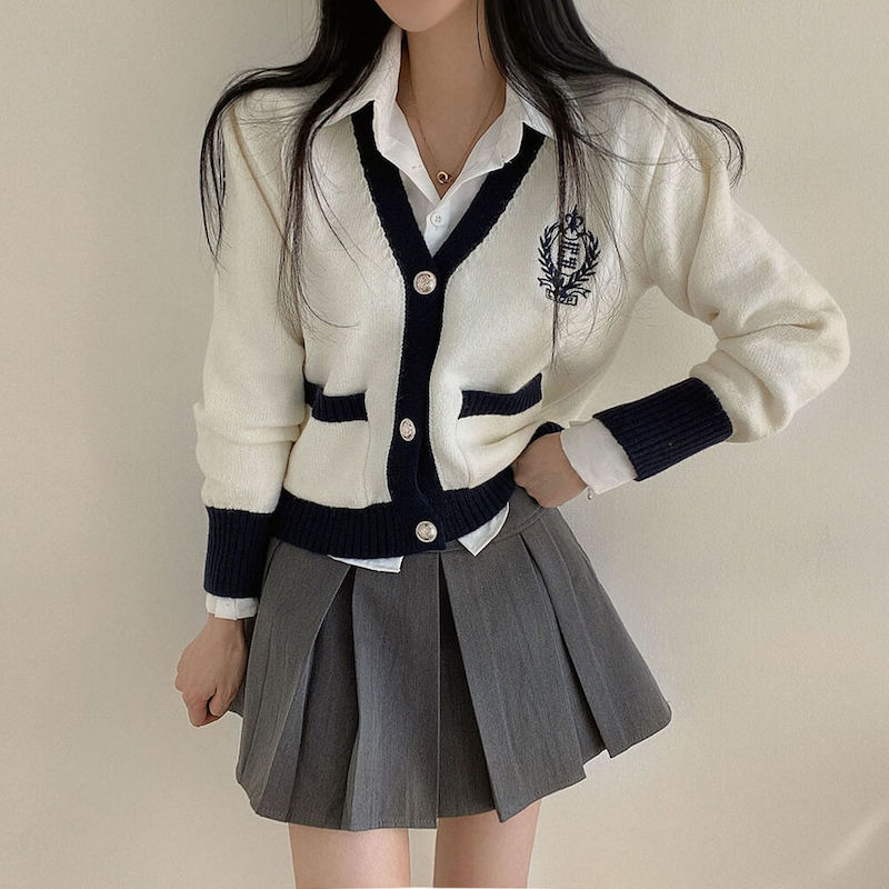 Eight years old. Contrast color V-neck soft waxy sweater jacket for women. Designed niche French retro style top.