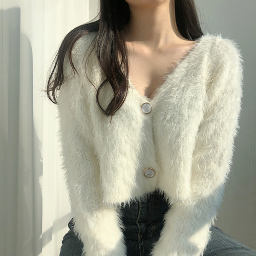 It has been eight years. The new loose V-neck knitted cardigan sweater is short and the plush jacket is worn outside