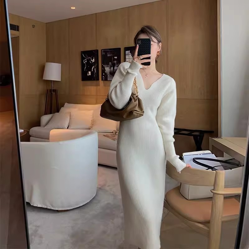 Early autumn 2023 Hepburn style long over-the-knee sweater dress with slim waist and slimming temperament, paired with a bottoming knitted dress