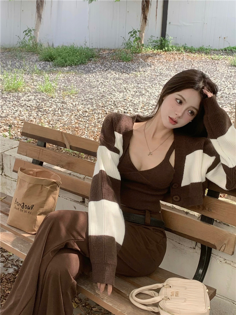 ~2023 new V-neck knitted camisole short striped cardigan sweater two-piece set