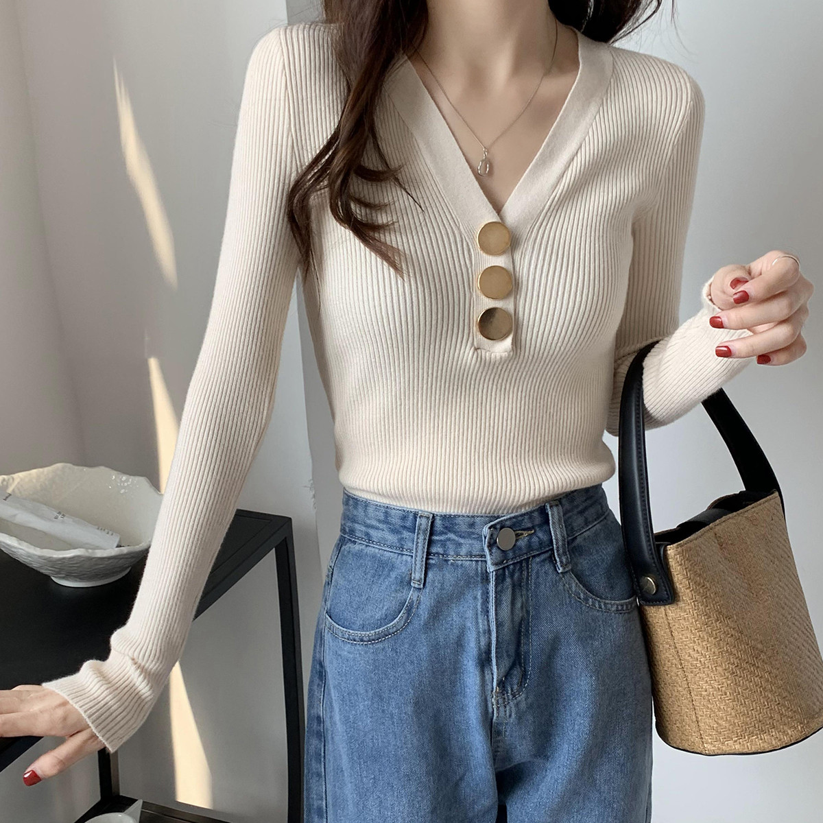 2023 new V-neck bottoming sweater with metal buttons Korean style tight fashion knitted top for women to look slim