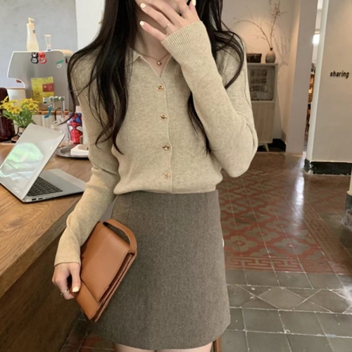 Design niche V-neck long-sleeved sweater for women in autumn and winter half-open collar western-style top bottoming sweater