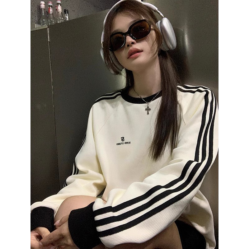 The back collar is non-pilling and equipped with cotton screw thread. Imitation cotton Chinese cotton composite 310g thin sweatshirt for women with round neck and letter embroidery.