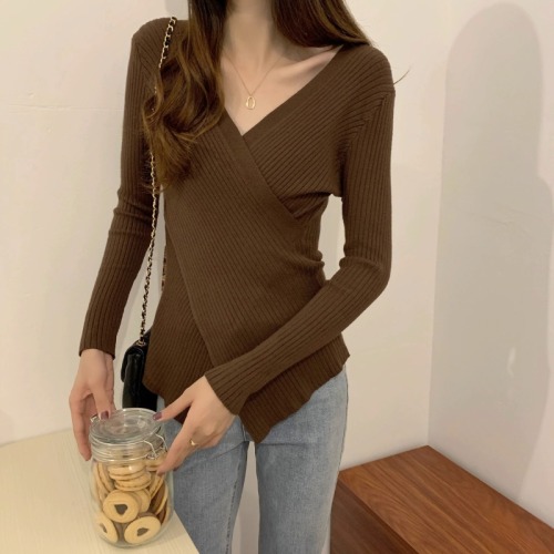 Irregular slim-fitting sweater for women in autumn, designed with clavicle-revealing knitted top pullover and V-neck long-sleeved bottoming shirt