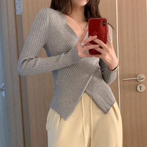 Irregular slim-fitting sweater for women in autumn, designed with clavicle-revealing knitted top pullover and V-neck long-sleeved bottoming shirt