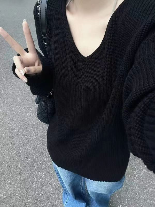 Lazy style retro Japanese niche design 2023 new black v-neck sweater for women to wear in autumn and winter