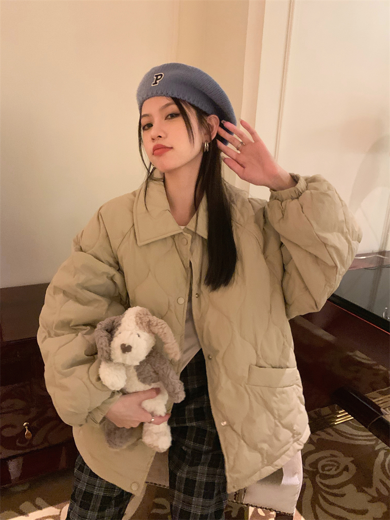 保暖和洋氣並存的一款壓紋翻領棉服外套