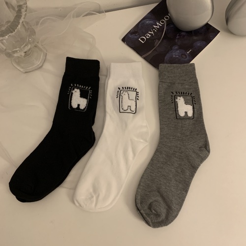 Korean version of cartoon plush alpaca cute personalized socks simple and versatile mid-calf socks for men and women 3 pairs