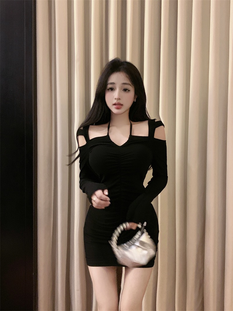 V-neck halterneck slim-fitting off-the-shoulder dress