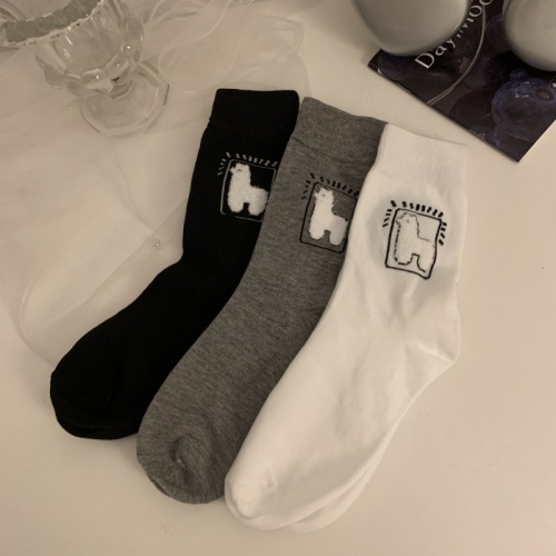 Korean version of cartoon plush alpaca cute personalized socks simple and versatile mid-calf socks for men and women 3 pairs