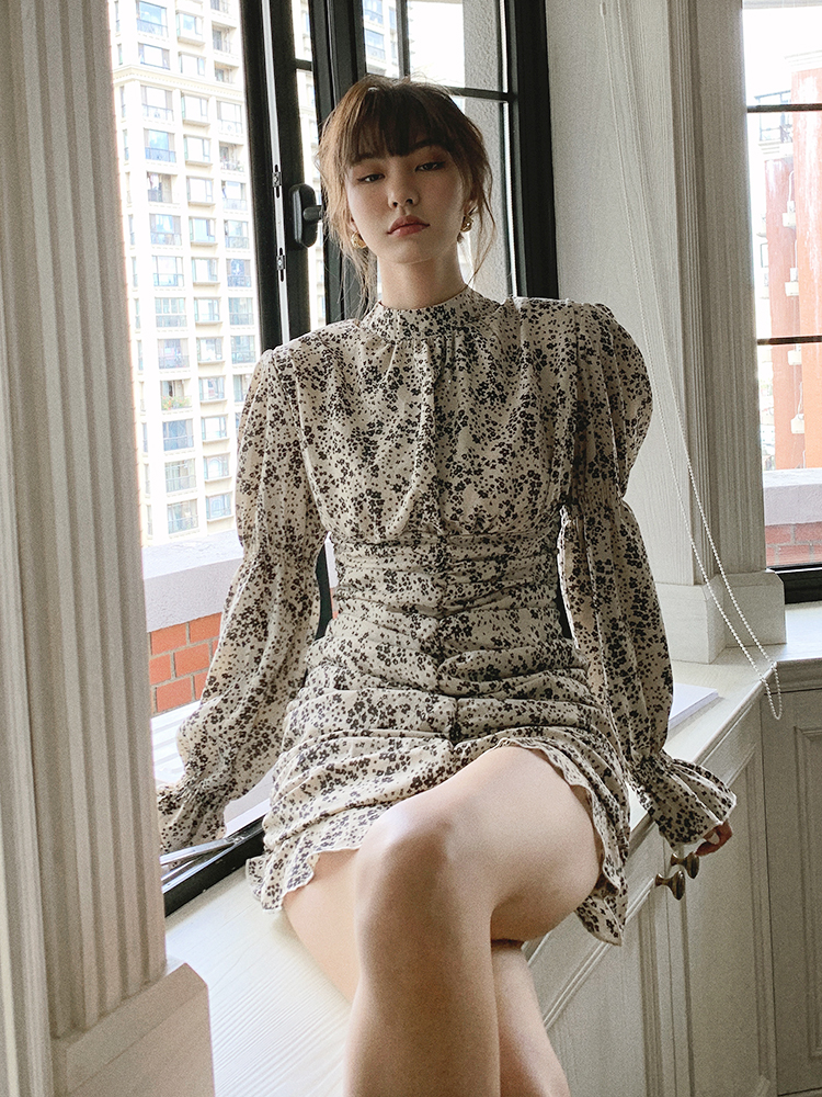 2023 autumn new style Hepburn style small floral dress women's long-sleeved tight hip-hugging temperament skirt ins