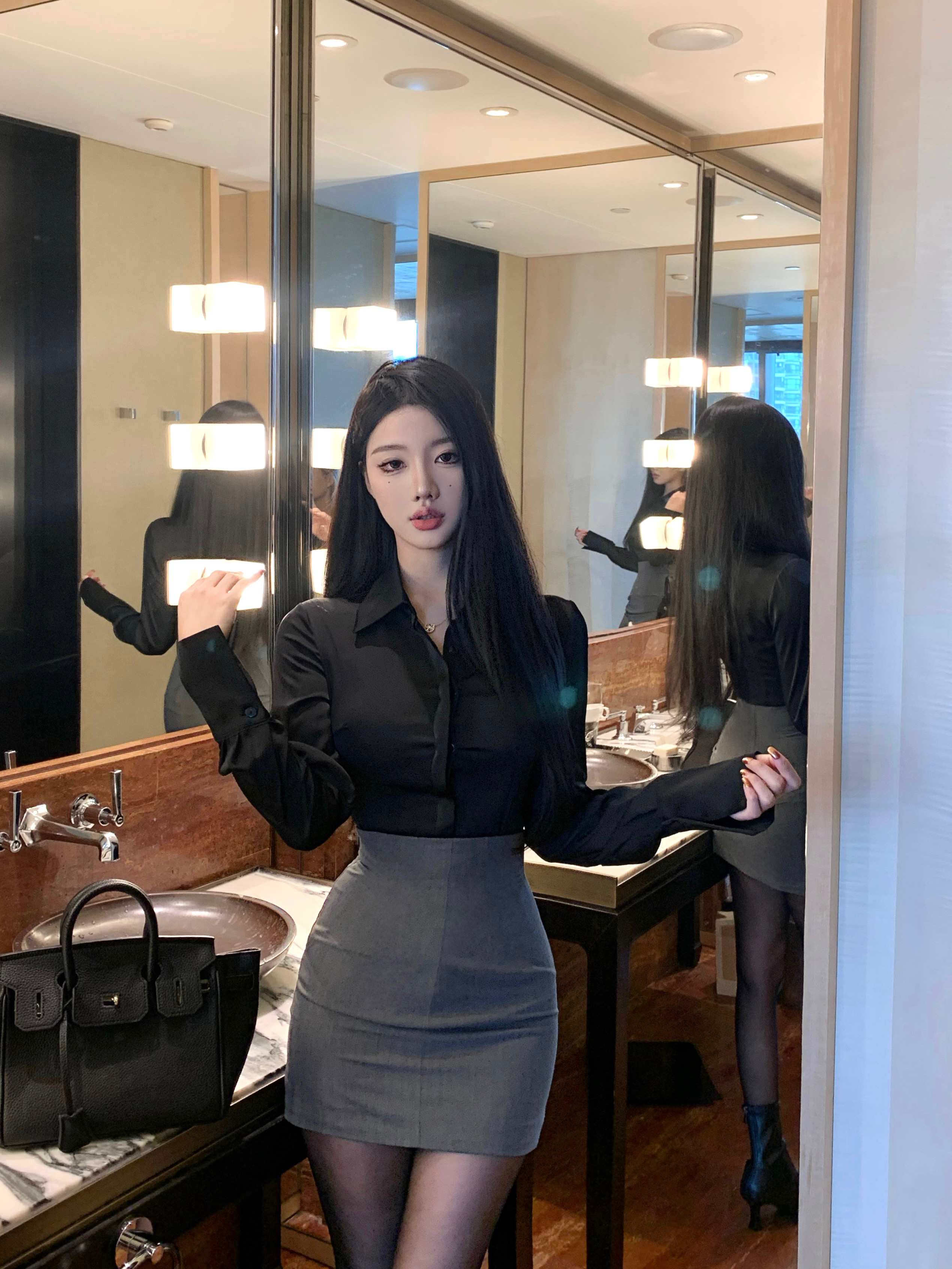 Paper figurine long-sleeved shirt with waisted hem and vase-waist, high-waist and hip-covering skirt.