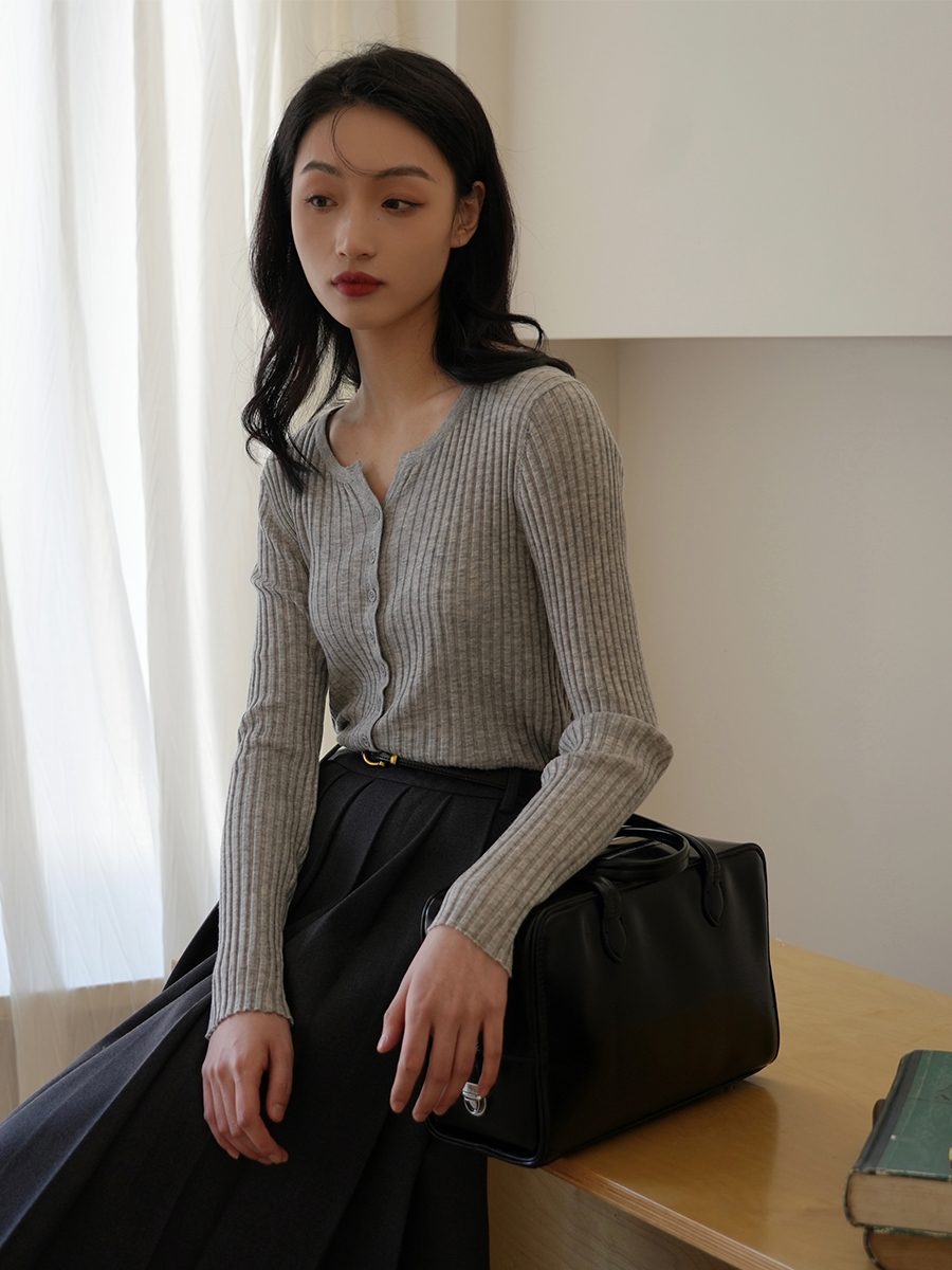 Ginnkee法式上衣灰色美麗諾V領針織開衫長袖薄款女秋短款內搭疊穿