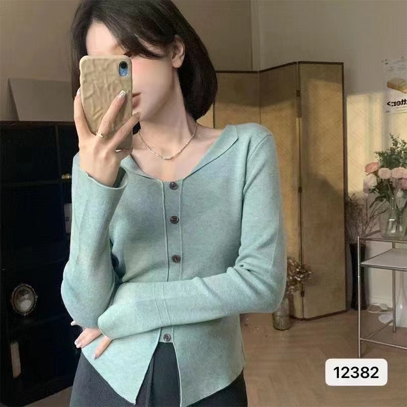 2023秋季新款韓版設計感甜美減齡V領排扣開叉顯瘦長袖上衣女