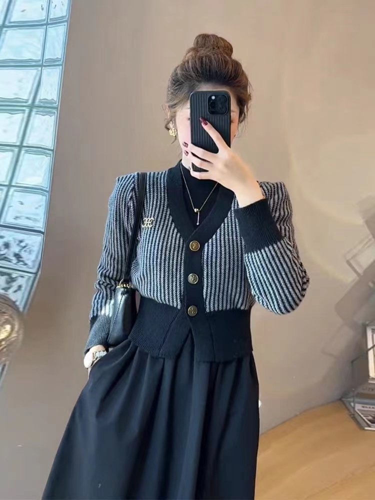 Autumn versatile fashion suit for women 2023 new Korean style design V-neck striped sweater Hepburn style dress
