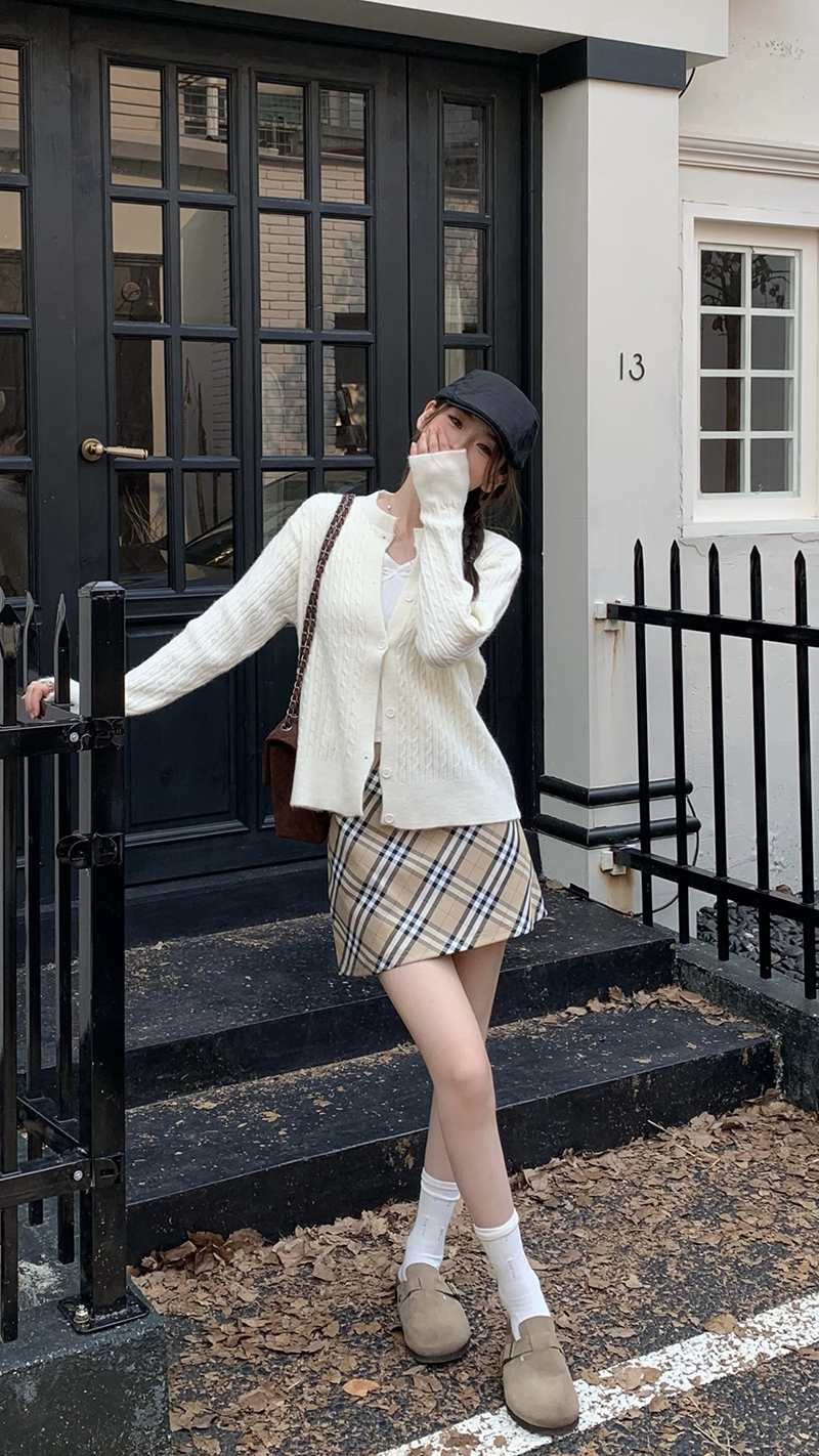 All three standards: Lazy style knitted cardigan + lace white short T + retro temperament plaid skirt suit