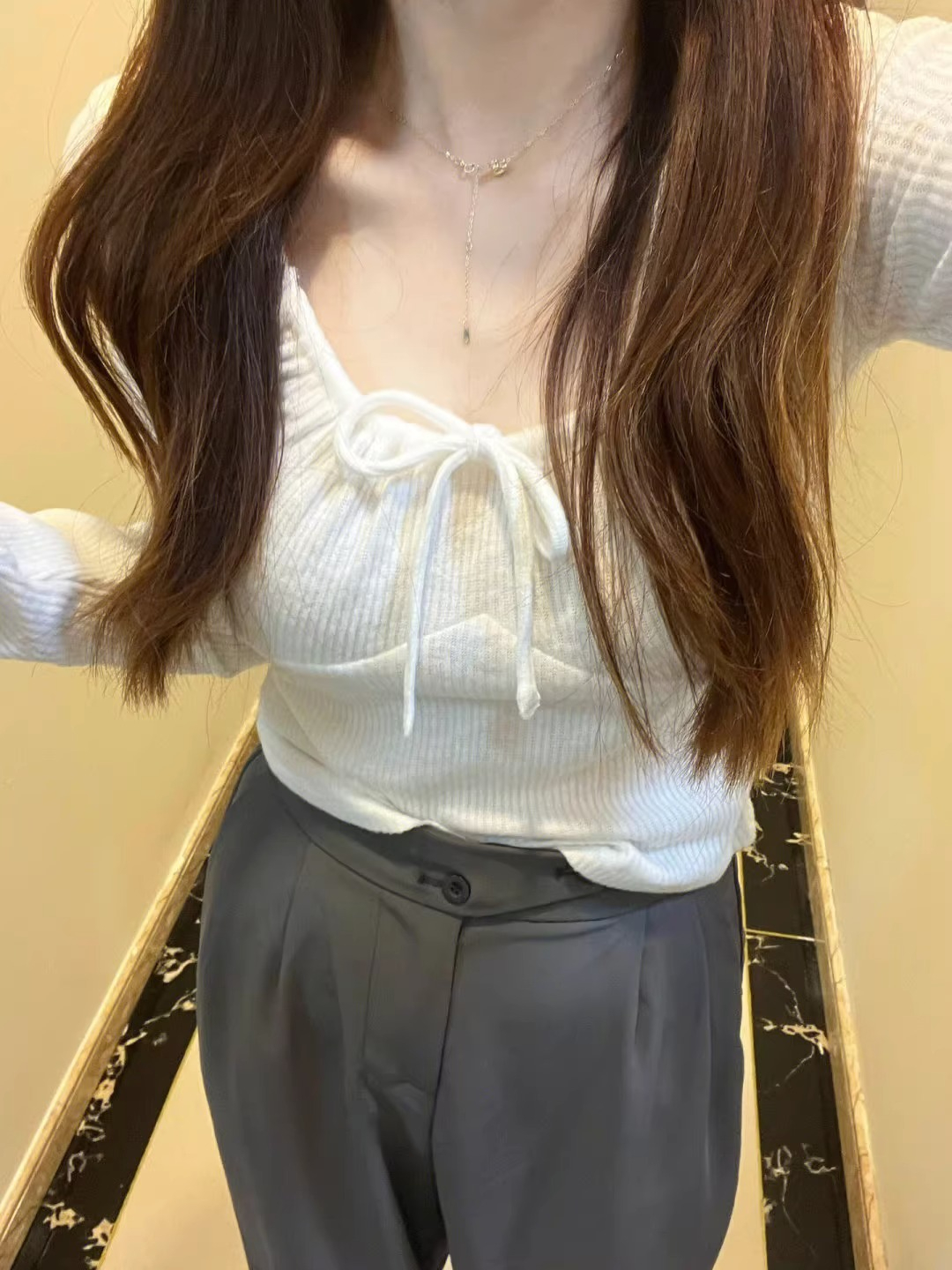 法式灰色長袖T恤針織衫女秋季高級設計感修身白色內搭打底上衣春