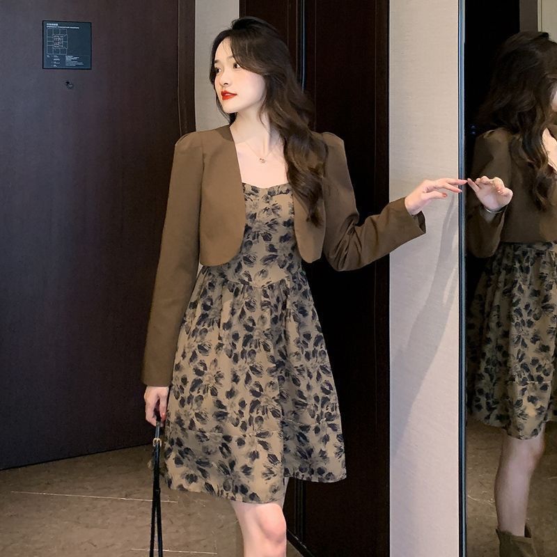 連衣裙女早秋新款2023娃娃領拼接撞色設計感假兩件顯瘦藏肉中長裙