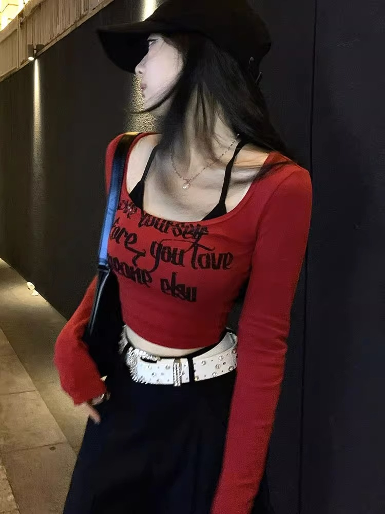 2toyoung高校辣妹 哥特式印花短款長袖T恤女秋季吊帶疊穿甜辣上衣