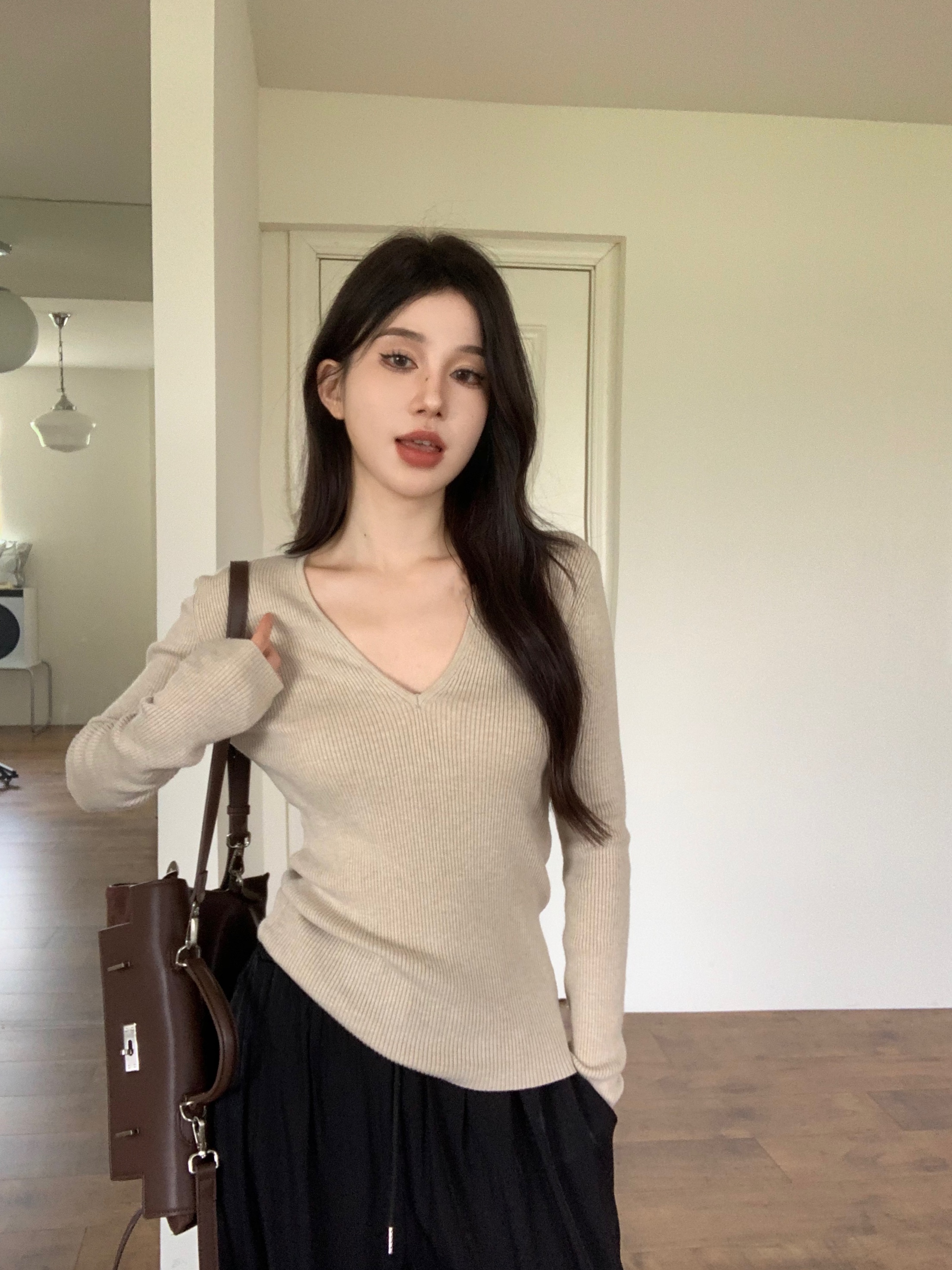 V-neck sweater is slim and versatile, with a two-piece set of bottoming shirt, top and trousers