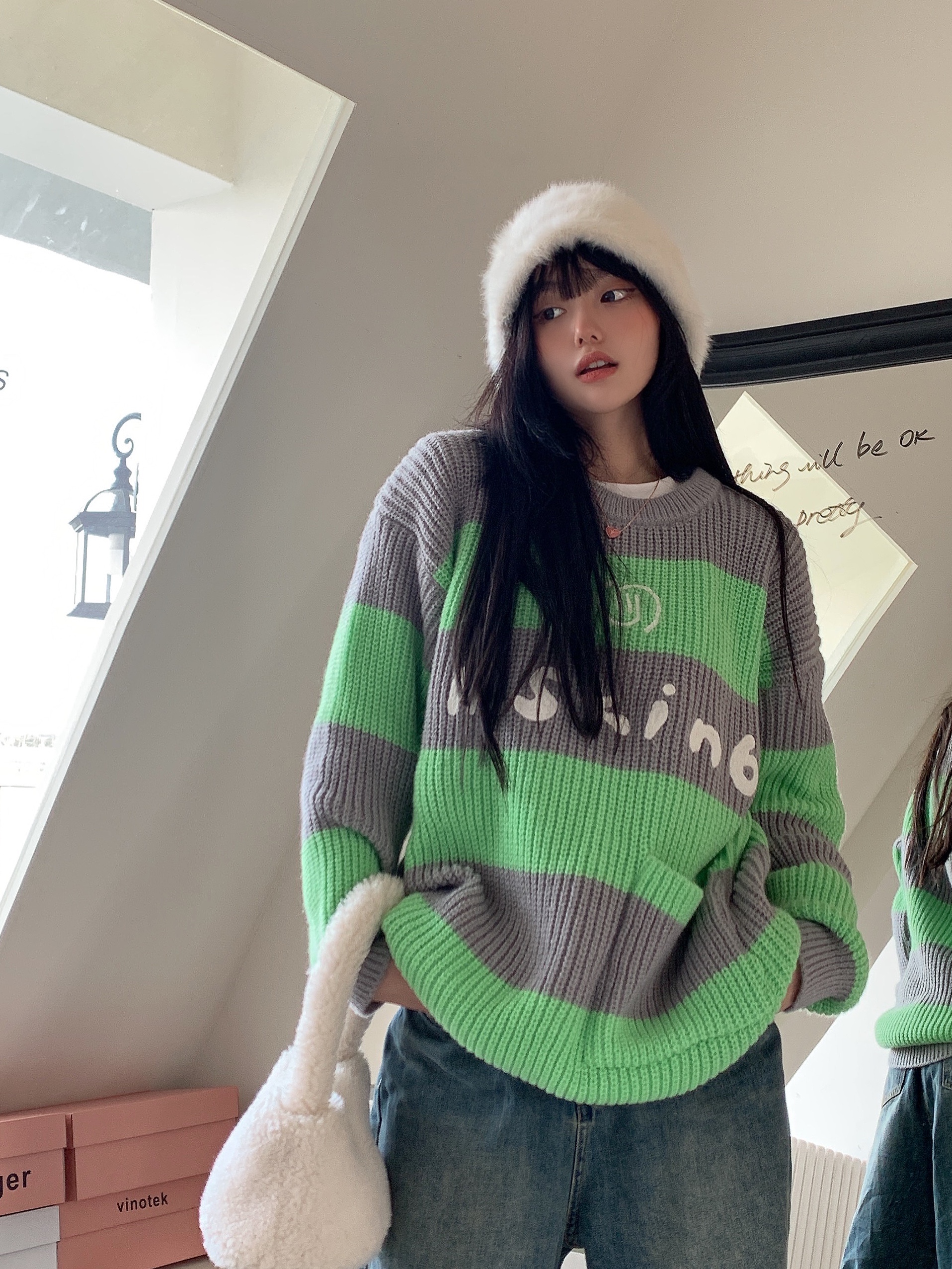 ~口袋設計刺繡字母撞色寬條紋毛衣女秋冬圓領套頭針織衫