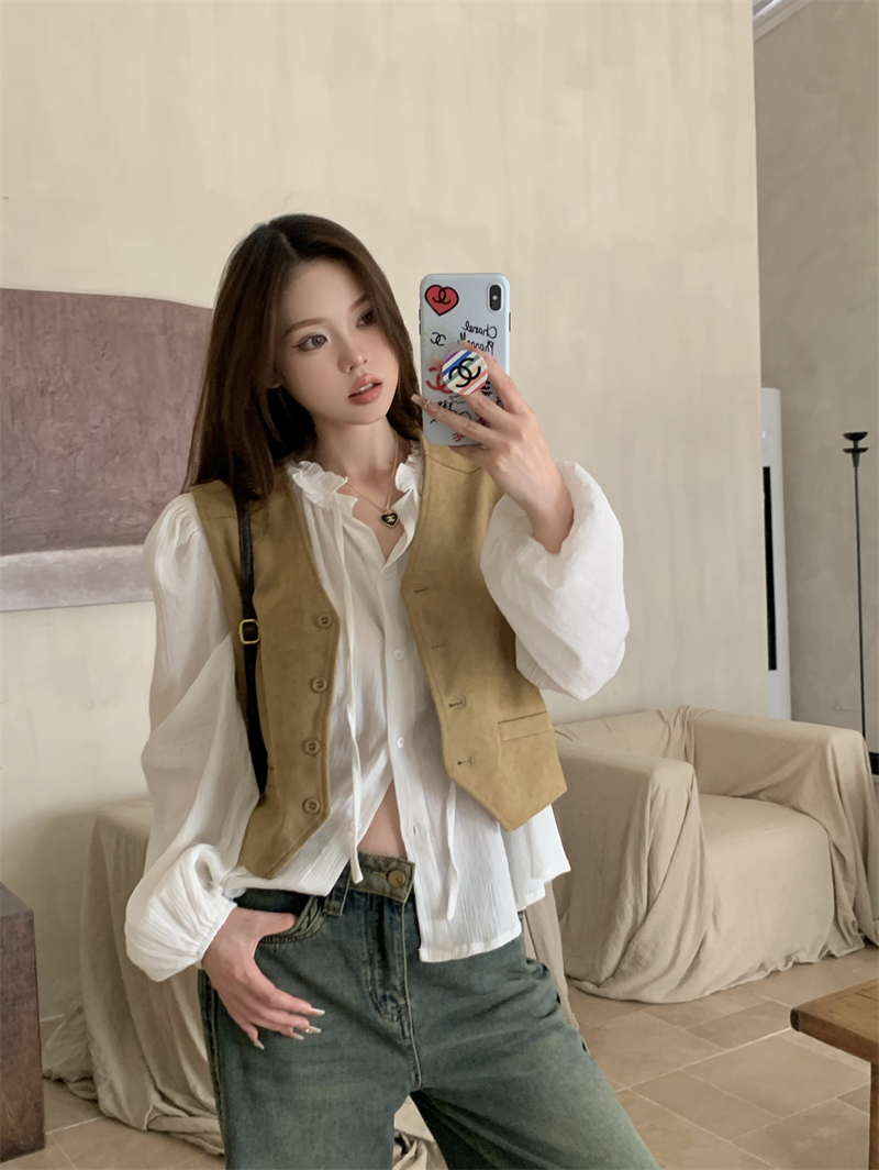 ：法式立領泡泡袖微透襯衫+美拉德復古鹿皮絨馬甲