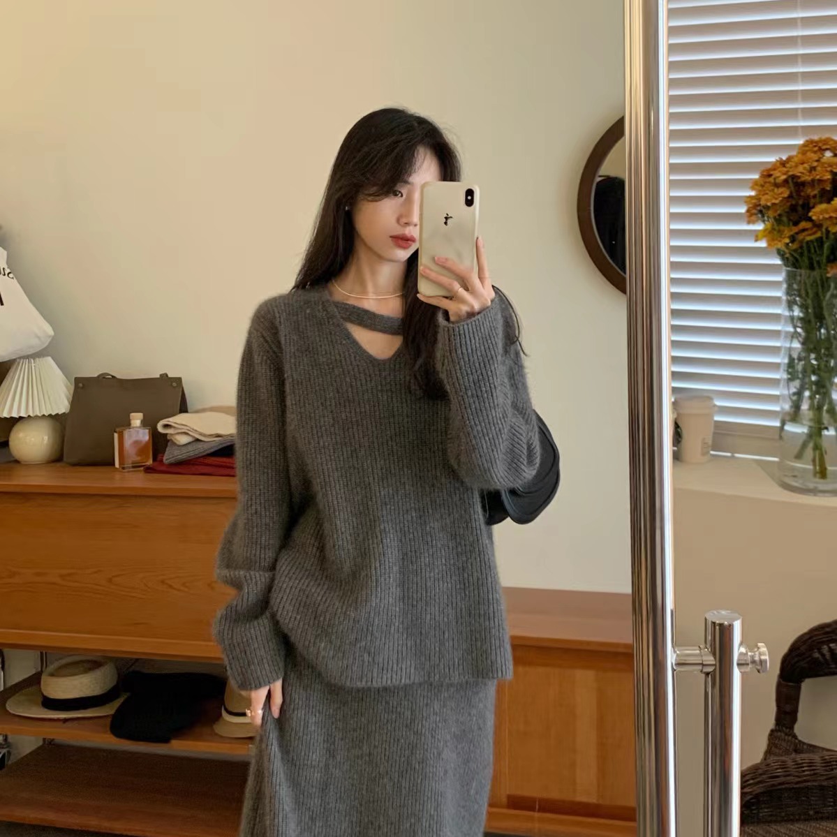 設計感灰色v領鎖骨針織衫女秋冬季加厚設計感小眾慵懶風毛衣上衣