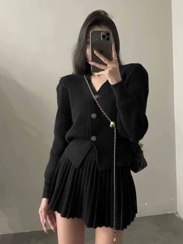 V-neck solid color knitted cardigan women's 2023 autumn new slim waist top pleated skirt suit two-piece set