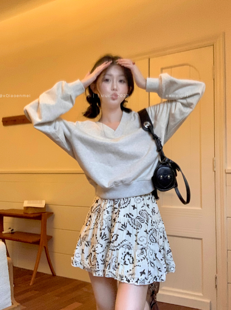 Old money style American retro V-neck sweatshirt + retro high-waisted A-line design printed skirt for women