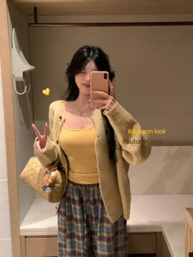 Actual shot ~ Mango pudding yellow brushed vest + lazy loose plaid pants + sweater jacket suit